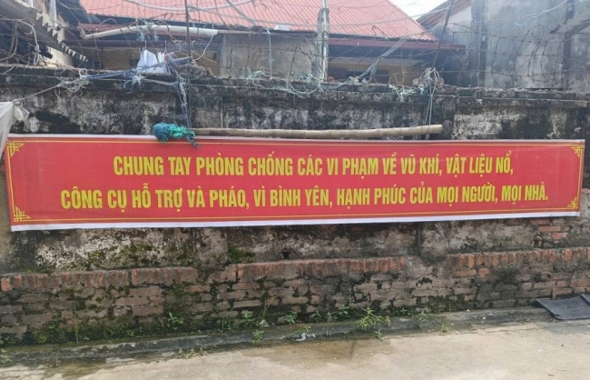 Đẩy mạnh tuyên truyền, vận động người dân giao nộp vũ khí...