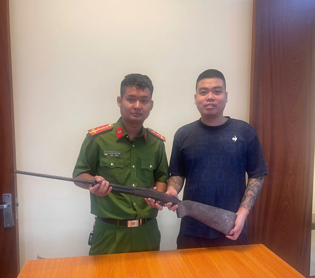 anh Bùi Minh Chính (sinh năm 1997, trú tại thôn Sơn Thanh, xã Phú Xuyên, TP Hà Nội) đã tự nguyện giao nộp 1 khẩu súng tự chế