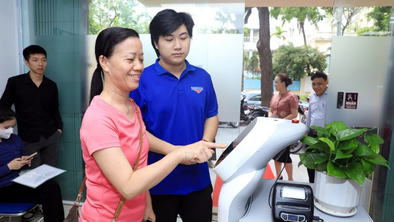 phường Cửa Nam bắt đầu đưa robot AI vào phục vụ người dân tại điểm hành chính một cửa