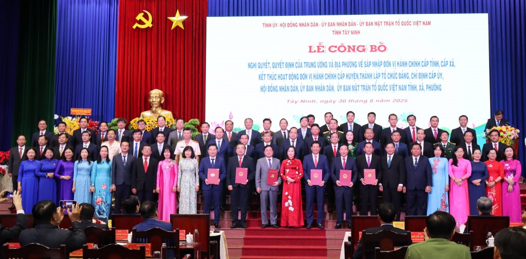 hó Chủ tịch Quốc hội Nguyễn Thị Thanh trao các Nghị quyết, quyết định của Trung ương cho Đảng bộ tỉnh Tây Ninh