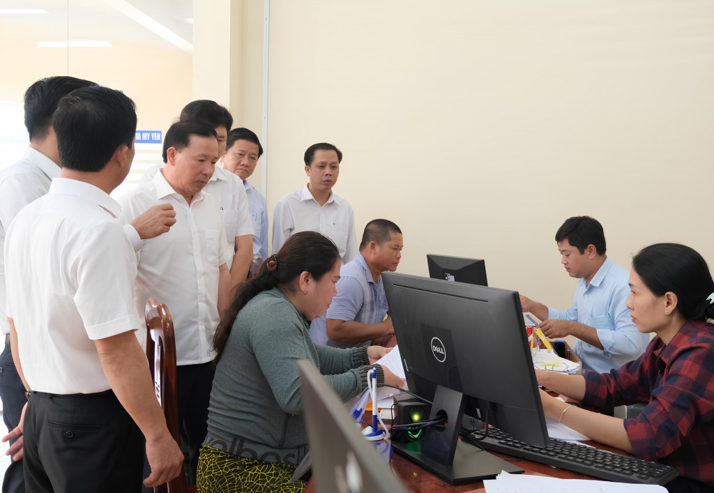 Phó Bí thư Tỉnh ủy, Chủ tịch UBND tỉnh Nguyễn Văn Út kiểm tra thực tế việc sắp xếp tổ chức bộ máy tại xã Mỹ Yên