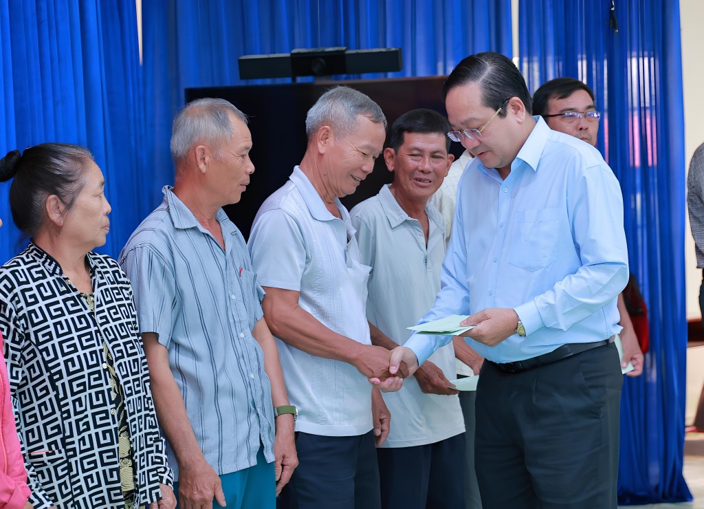 Phó Chủ tịch UBND tỉnh Nguyễn Minh Lâm đến thăm, tặng quà cho các hộ gia đình chính sách, người có công với cách mạng trên địa bàn xã Truông Mít