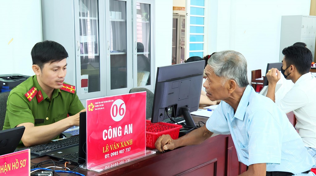 Người dân đến làm thủ tục hành chính được hướng dẫn tận tình