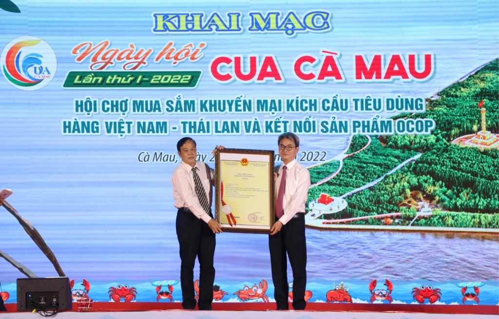 Đại diện tỉnh Cà Mau nhận giấy chứng nhận đăng ký chỉ dẫn địa lý sản phẩm cua Cà Mau cho tỉnh