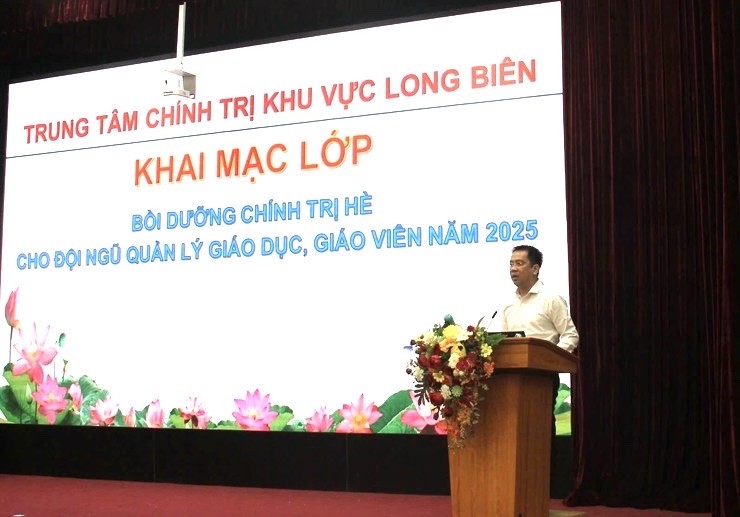 Đồng chí Lê Đức Toàn - Phó Bí thư Thường trực Đảng ủy phường Việt Hưng phát biểu khai mạc