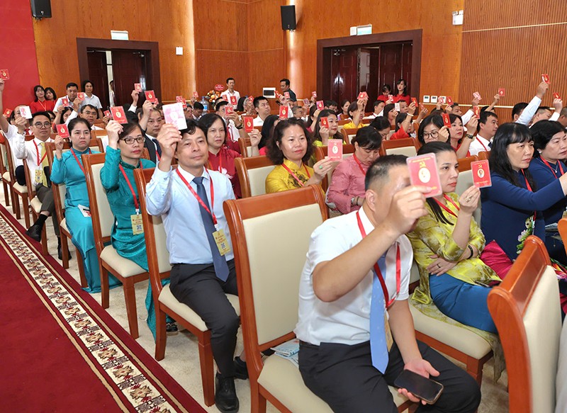 Các đại biểu biểu quyết thông qua Dự thảo Nghị quyết Đại hội