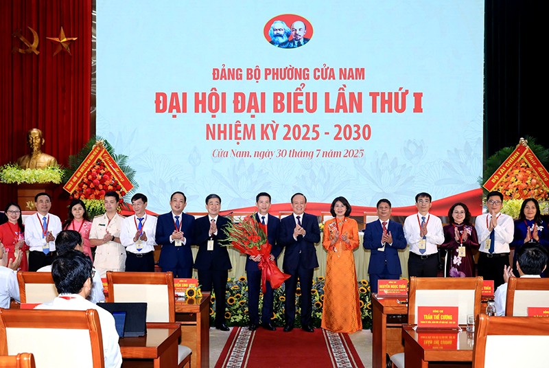 Đồng chí Nguyễn Ngọc Tuấn - Phó Bí thư Thành ủy, Chủ tịch HĐND thành phố tặng hoa chúc mừng Ban chấp hành Đảng bộ phường Cửa Nam nhiệm kỳ 2025 – 2030
