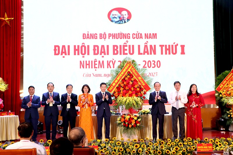 Các đồng chí đại diện lãnh đạo thành phố Hà Nội tặng hoa chúc mừng Đại hội