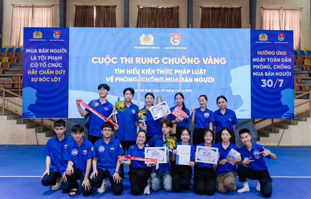 Ban tổ chức trao giải cho các thí sinh xuất sắc tại cuộc thi tìm hiểu kiến thức về phòng, chống mua bán người 