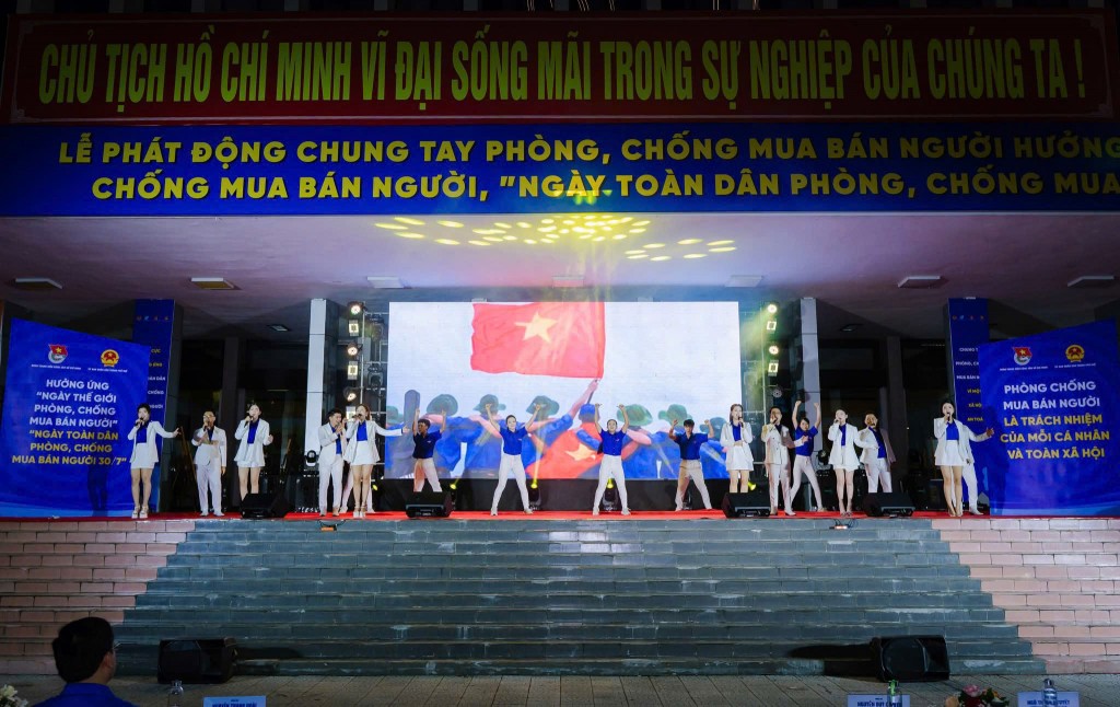 Các đoàn viên thanh niên với các màn múa, nhảy hiện đại mang tính biểu tượng cao truyền tải thông điệp một cách gần gũi, hiệu quả, kêu gọi toàn dân cùng hành động vì một xã hội an toàn, nhân ái 