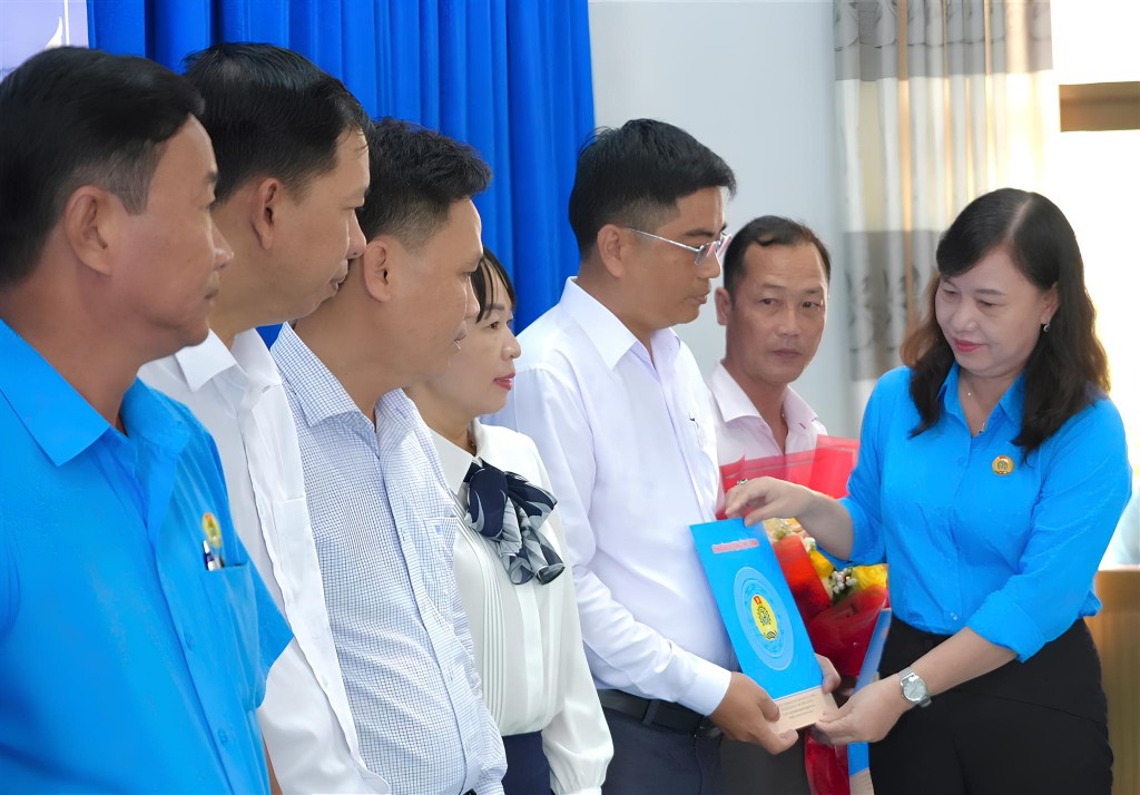 Chủ tịch Liên đoàn Lao động tỉnh Huỳnh Út Mười, trao quyết định thành lập công đoàn các xã, phường.