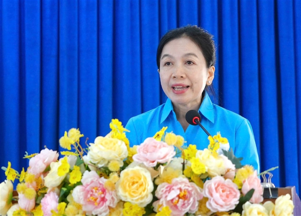 Chủ tịch Công đoàn xã Vĩnh Lợi Trần Hà Bảo Khuyên phát biểu nhận nhiệm vụ.