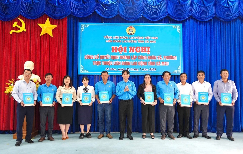 Phó Chủ tịch Liên đoàn Lao động tỉnh Huỳnh Hoàng Anh, trao quyết định Ban Chấp hành Công đoàn các xã, phường.