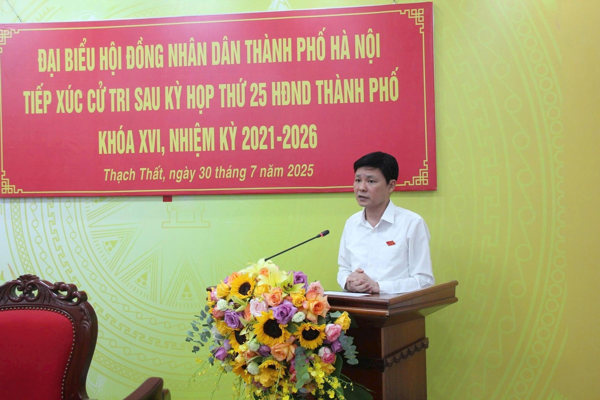 Phó Chủ tịch HĐND thành phố Phạm Quí Tiên phát biểu tại buổi tiếp xúc cử tri. Ảnh: Hương Giang
