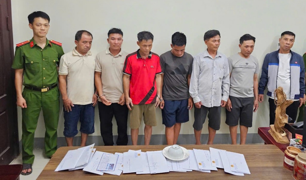 Các đối tượng đánh bạc cùng tang vật bị bắt giữ