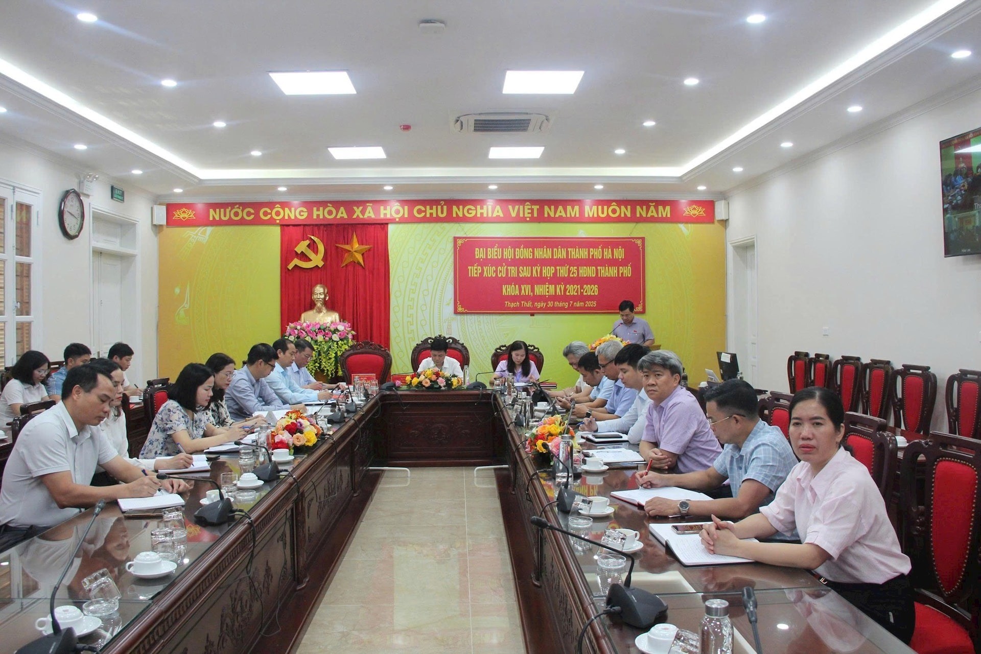 Quang cảnh buổi tiếp xúc cử tri tại điểm cầu xã Thạch Thất. Ảnh: Hương Giang