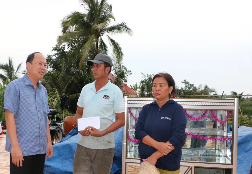 Bí thư Tỉnh ủy Cà Mau Nguyễn Hồ Hải thăm hỏi và hỗ trợ tiền đến gia đình ông Trương Quốc Cảnh (ấp Nhà Lầu 2, xã Ninh Thạnh Lợi) bị thiệt hại do lốc xoáy