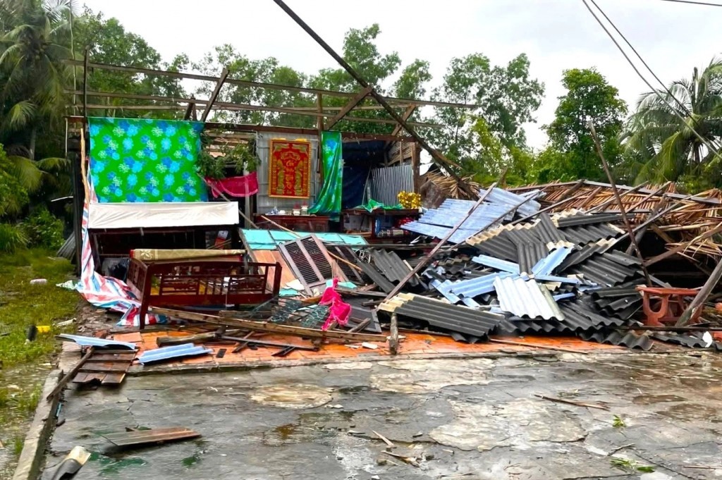 Giông lốc tàn phá hơn 40 nhà dân ở Cà Mau