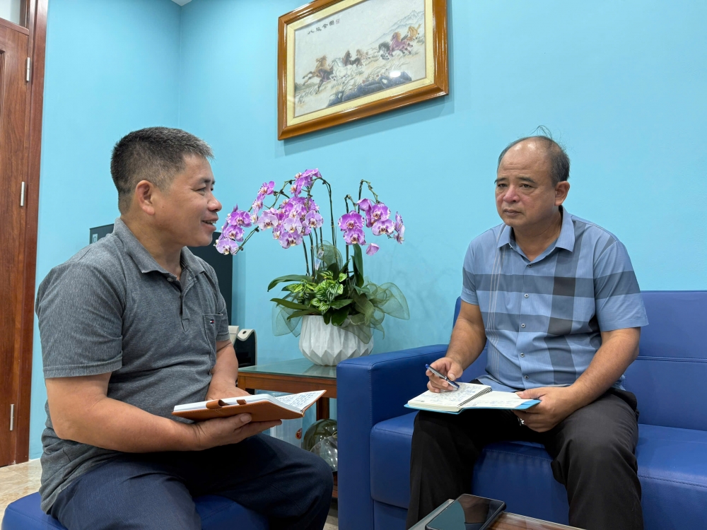 Chủ tịch UBMTTQ Việt Nam phường Lĩnh Nam trao đổi nhiều nội dung liên quan đến công tác mặt trận với Trưởng ban Mặt trận Dân biểu