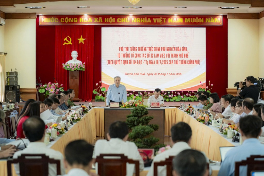 Phó Thủ tướng Thường trực Nguyễn Hòa Bình làm việc với Ban Thường vụ Thành ủy Huế