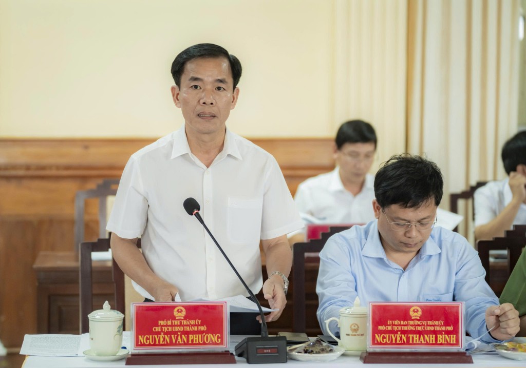 Phó Thủ tướng Thường trực Nguyễn Hòa Bình làm việc với Ban Thường vụ Thành ủy Huế