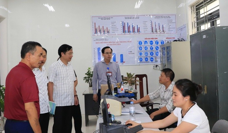 Các đồng chí lãnh đạo xã Phú Nghĩa thăm và kiểm tra nơi làm việc của các phòng, ban, đơn vị sự nghiệp thuộc UBND xã
