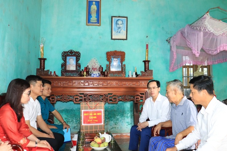 Xã Phú Nghĩa tổ chức các hoạt động thăm hỏi, tặng quà các gia đình chính sách dịp kỷ niệm 78 năm ngày Thương binh - Liệt sĩ 27/7