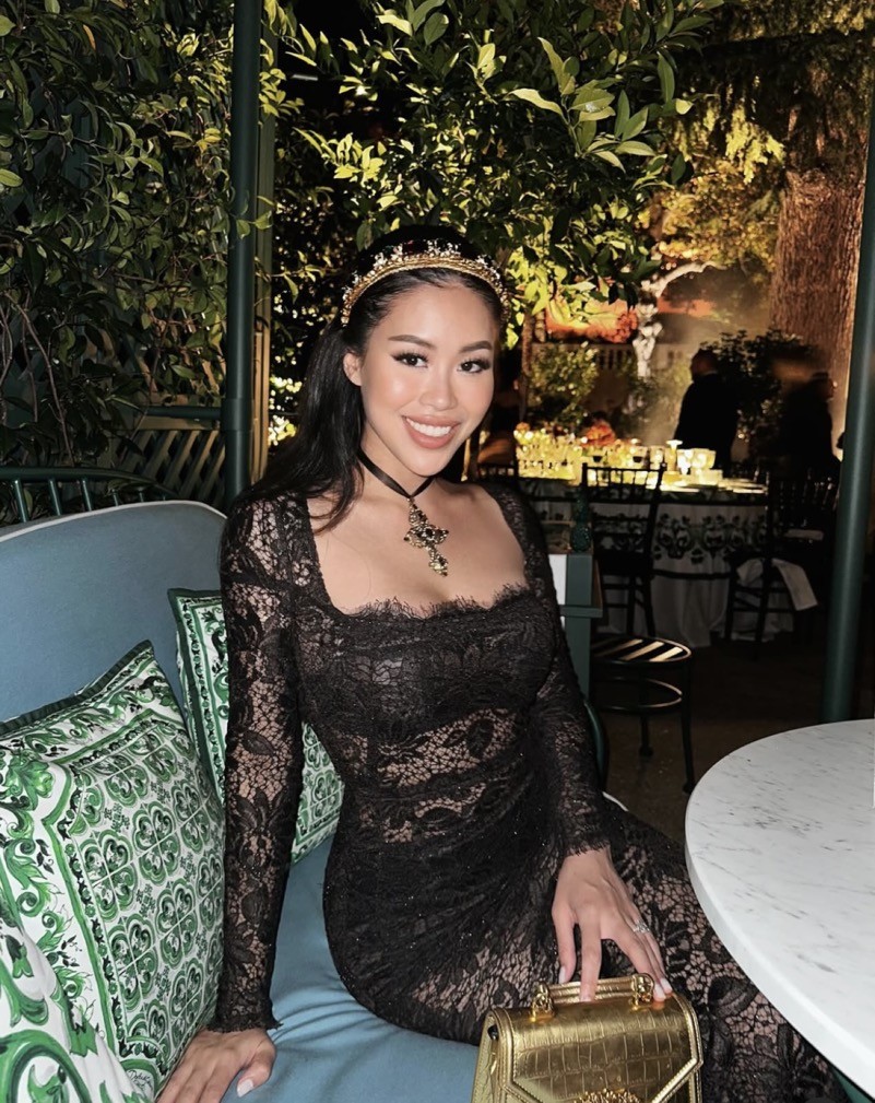 Doanh nhân Gen Z tô điểm diện mạo với băng đô ánh kim đính đá và túi xách Dolce & Gabbana dòng Devotion dập họa tiết da cá sấu, giá 2.695 USD