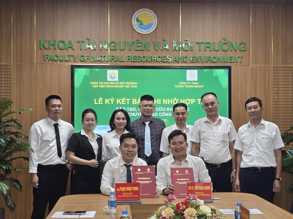 Lãnh đạo Khoa Tài nguyên và Môi trường cùng lãnh đạo Công ty TNHH Thành Trung Group cùng chứng kiến lễ ký kết thoả thuận hợp tác giưuax 2 bên Lãnh đạo Khoa Tài nguyên và Môi trường cùng lãnh đạo Công ty TNHH Thành Trung Group cùng chứng kiến lễ ký kết thoả thuận hợp tác giưuax 2 bên