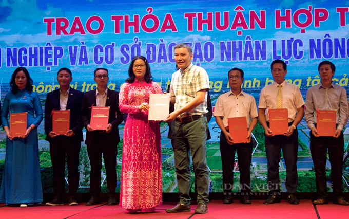 GS.TS Nguyễn Thị Lan, Giám đốc Học viện Nông nghiệp Việt Nam và đại diện doanh nghiệp trao thỏa thuận hợp tác GS.TS Nguyễn Thị Lan, Giám đốc Học viện Nông nghiệp Việt Nam và đại diện doanh nghiệp trao thỏa thuận hợp tác