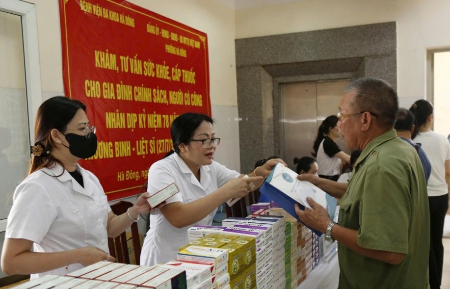 Phường Hà Đông tổ chức khám sức khỏe, tặng quà người có công