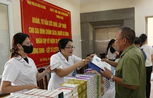 Phường Hà Đông tổ chức khám sức khỏe, tặng quà người có công