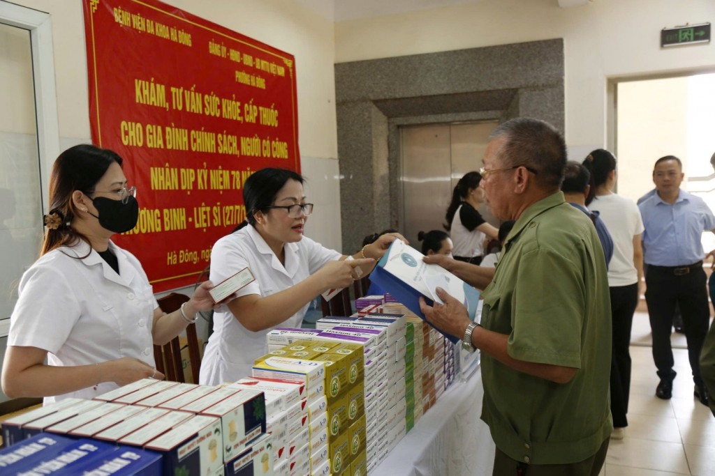 Phường Hà Đông tổ chức khám sức khỏe, tặng quà người có công
