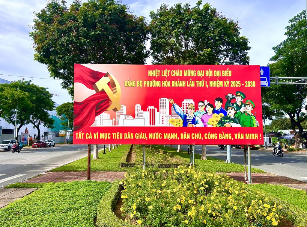 Phường Hoà Khánh rực rỡ sắc đỏ với khẩu hiệu chào mừng Đại hội đại biểu lần thứ I nhiệm kỳ 2025 – 2030