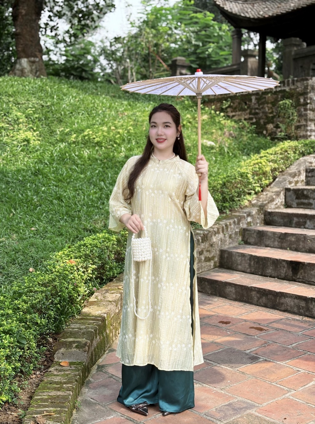 bộ sưu tập áo dài “Sương Hoa” ra đời như một khúc ca duyên dáng dành riêng cho phái đẹp  có thân hình đầy đặn