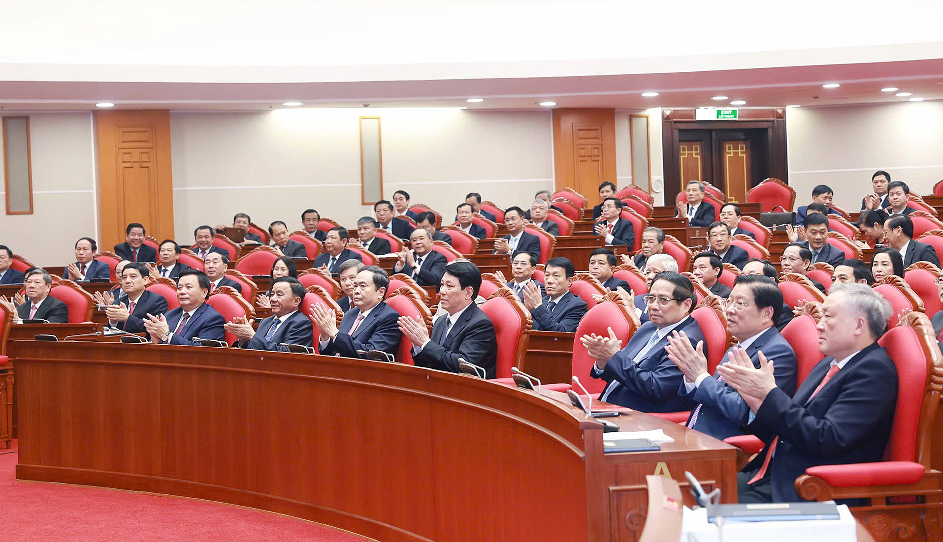 Ban Chấp hành Trung ương Đảng, Bộ Chính trị, Ban Bí thư đã thảo luận đánh giá kỹ lưỡng, cân nhắc nhiều mặt và đi đến thống nhất cao về thực hiện chủ trương. Nhân dân cả nước đồng tỉnh ủng hộ và coi đây thực sự là một cuộc cách mạng.