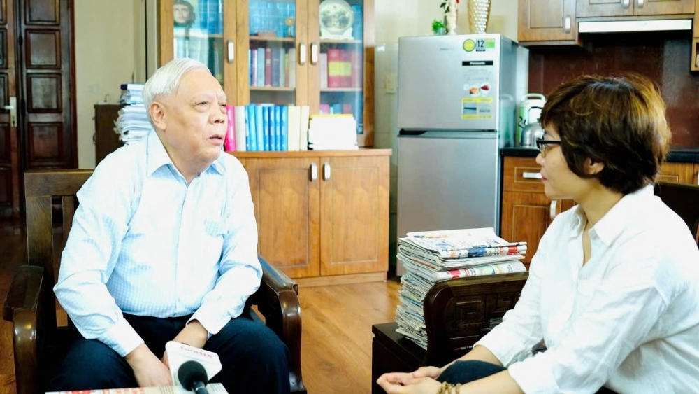 PGS.TS Nguyễn Trọng Phúc, nguyên Viện trưởng Viện Lịch sử Đảng trao đổi với phóng viên Báo Tuổi trẻ Thủ đô