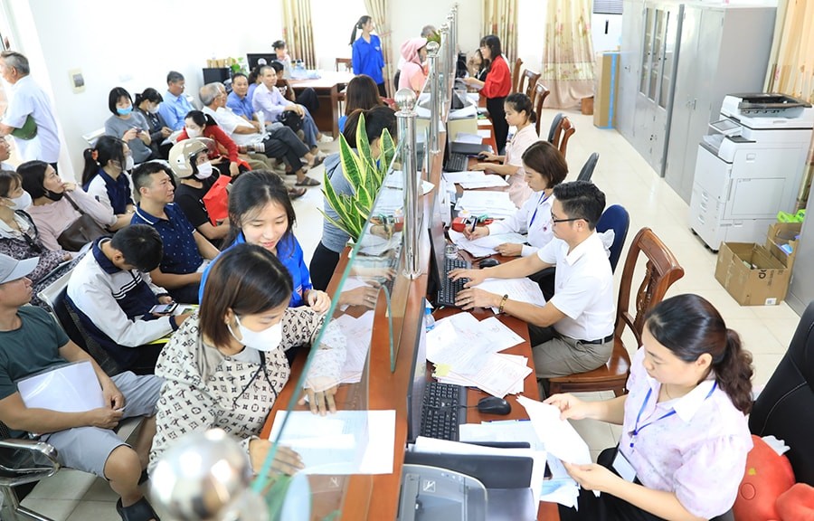 Giải quyết thủ tục cho người dân tại Điểm phục vụ hành chính công xã Mê Linh.