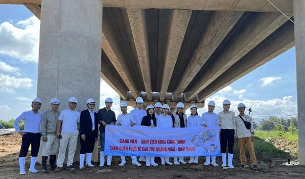 Thầy trò Khoa Công trình tham quan thực tế cao tốc Quảng Ngãi - Hoài Nhơn 