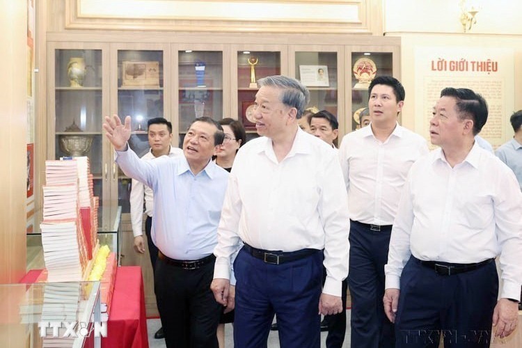 Tổng Bí thư Tô Lâm thăm Phòng truyền thống của Ban Tuyên giáo và Dân vận Trung ương (Hà Nội, ngày 11/6/2025) (Ảnh: TTXVN)