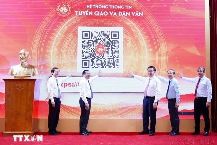 Lãnh đạo Ban Tuyên giáo và Dân vận Trung ương nhấn nút khai trương Hệ thống thông tin Tuyên giáo và Dân vận (Hà Nội, ngày 4/7/2025) (Ảnh: TTXVN)
