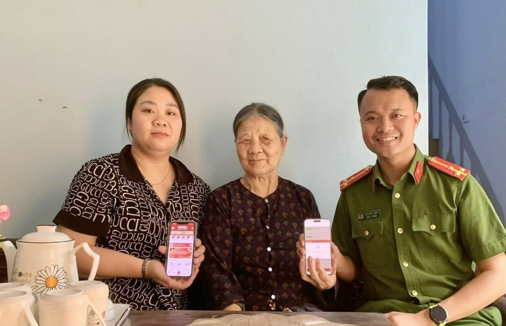 Công an xã Tiền Phong (Hà Nội) hướng dẫn, hỗ trợ người dân góp ý sửa đổ Hiến pháp trên ứng dụng VNelD
