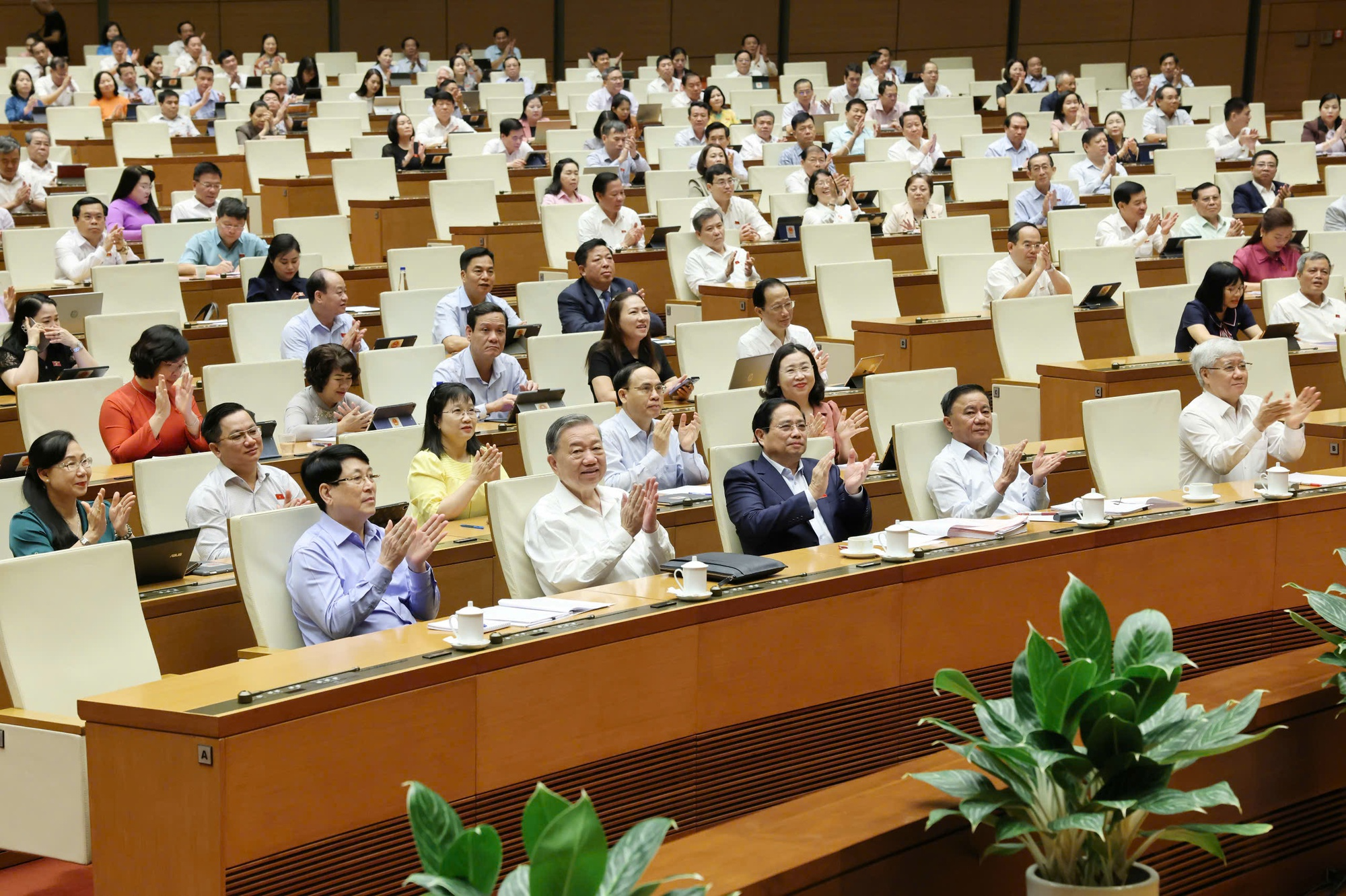 Lãnh đạo Đảng, Nhà nước và các đại biểu Quốc hội tại kỳ họp thứ 9, Quốc hội khóa XV khi thông qua sửa đổi Hiến pháp 2013.