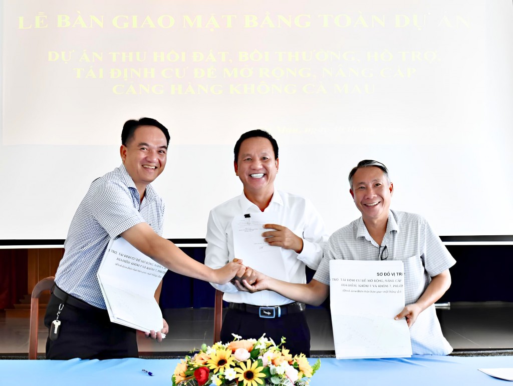 Trung tâm Phát triển quỹ đất tỉnh Cà Mau cùng Cảng Hàng không Cà Mau và UBND phường Tân Thành, tiến hành bàn giao mặt bằng, sẵn sàng mở rộng, nâng cấp Cảng Hàng không Cà Mau.