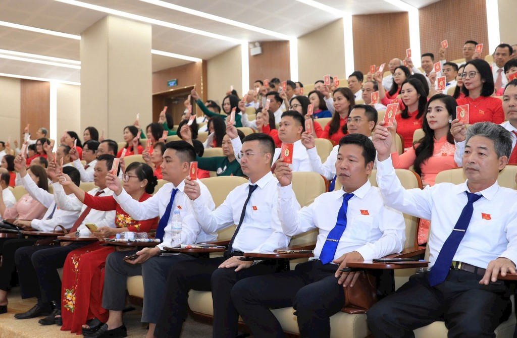 Các đại biểu biểu quyết thông qua Nghị quyết Đại hội. Ảnh: Quang Thái