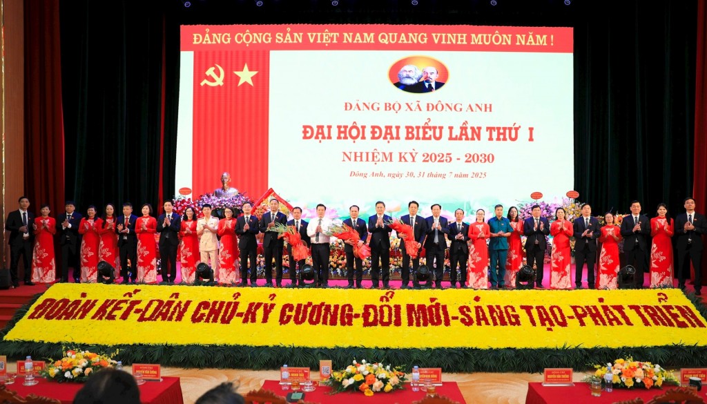Ban chấp hành Đảng bộ xã Đông Anh nhiệm kỳ 2025-2030 ra mắt tại Đại hội. Ảnh: Quang Thái