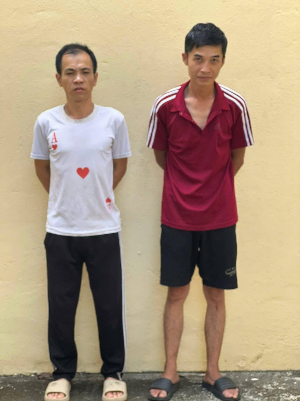 Đối tượng Lã Văn Huấn (Bên trái) và Ma Xuân Trường (Bên phải) tại Cơ quan Công an. 