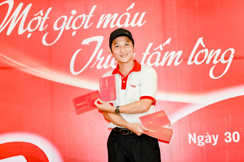 Anh Ung Nho Dũng (bộ phận đảm bảo chất lượng) với niềm vui tiếp tục hành trình hiến máu nhân đạo