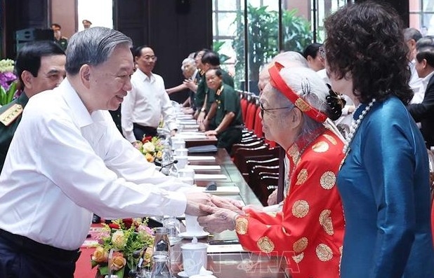 Tổng Bí thư Tô Lâm gặp mặt đại biểu có công với cách mạng