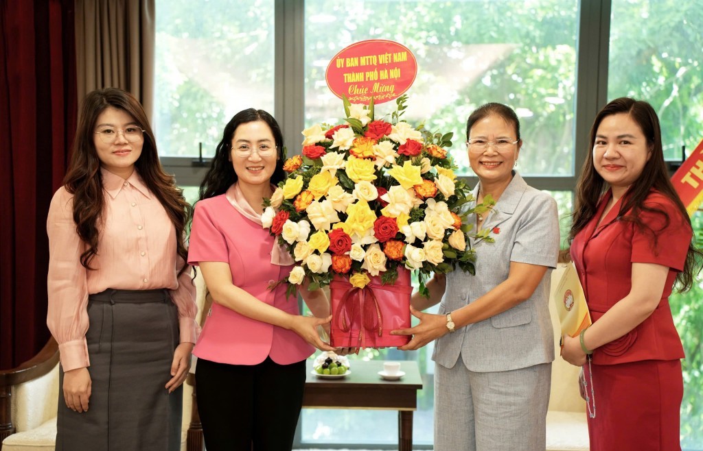 Lãnh đạo MTTQ TP chúc mừng Ban Tuyên giáo và Dân vận Thành uỷ